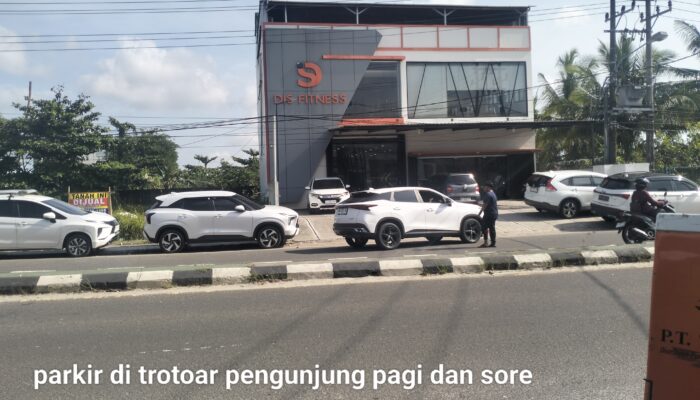 Tempat Fitnes “DIS FITNES” Diduga Belum Lengkapi Izin, Parkir di Trotoar Resahkan Warga