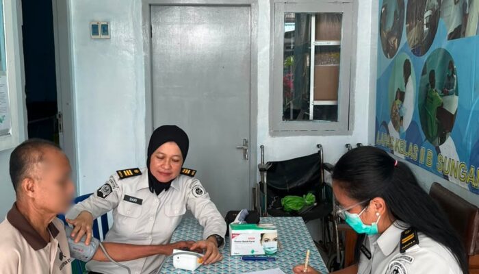 Wujudkan Layanan Kesehatan Prima, Klinik Pratama Simpur Lapas Sungailiat Rutin Gelar Posyandu Bagi Warga Binaan Lansia