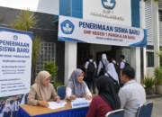 Antusias, Ratusan Orang Tua Padati SMPN 1 Pangkalan Baru untuk Daftar Ulang Siswa Baru
